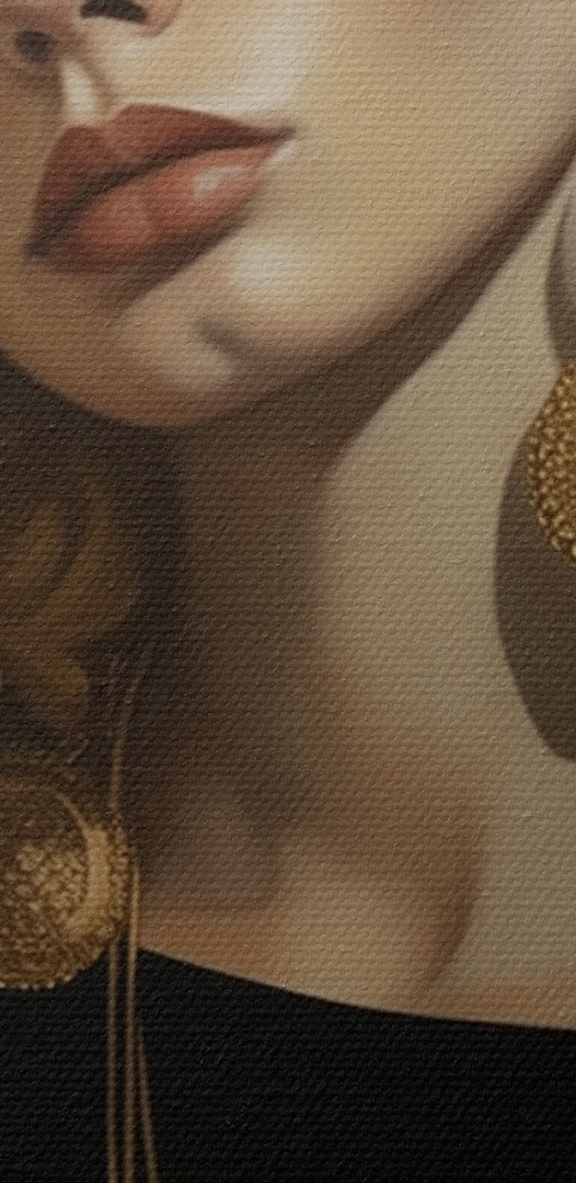 Femme aux cheveux blonds bouclés et aux grandes boucles d'oreilles