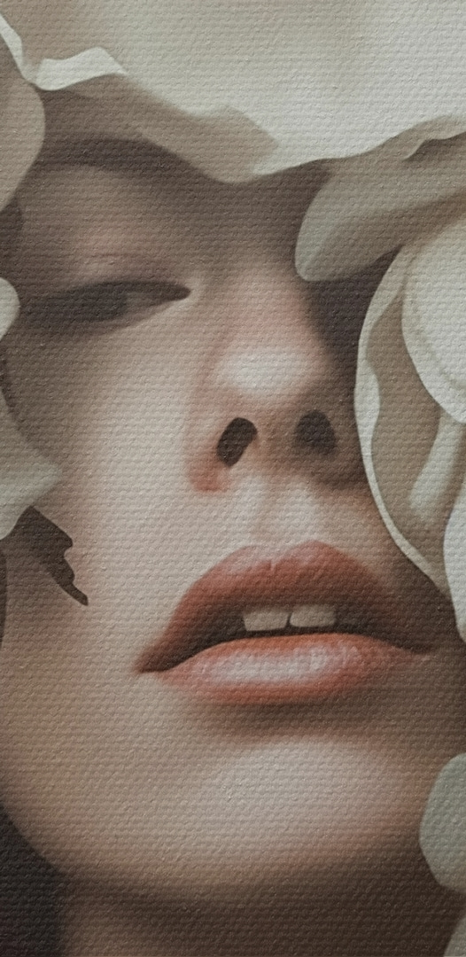 Femme avec des fleurs autour du visage Femme avec des fleurs autour du visage