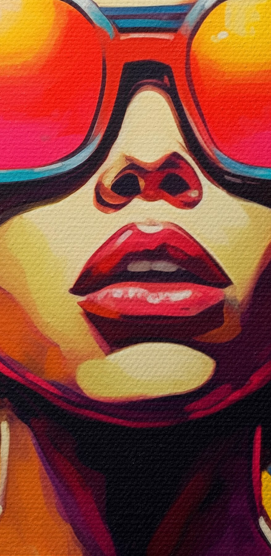 Femme avec une grande coupe afro portant des lunettes de soleil