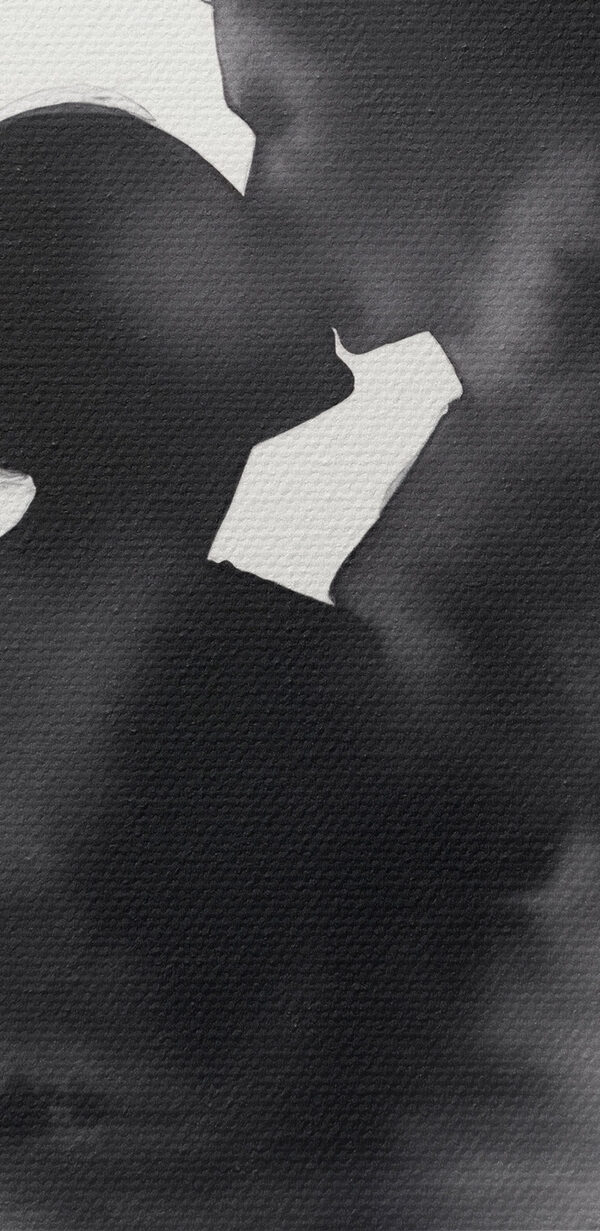 Homme et femme s'embrassant dans les nuages Homme et femme s'embrassant dans les nuages