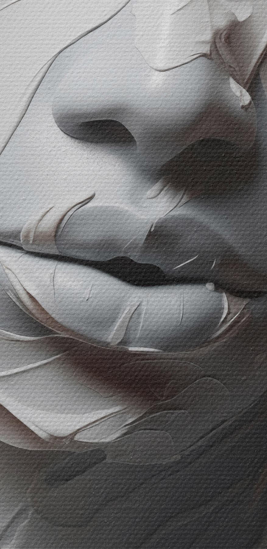 Le visage d'une femme recouvert de peinture blanche