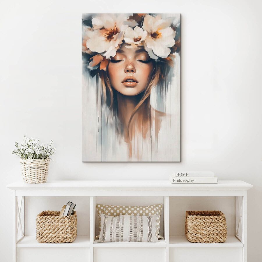 Femme avec des fleurs dans les cheveux