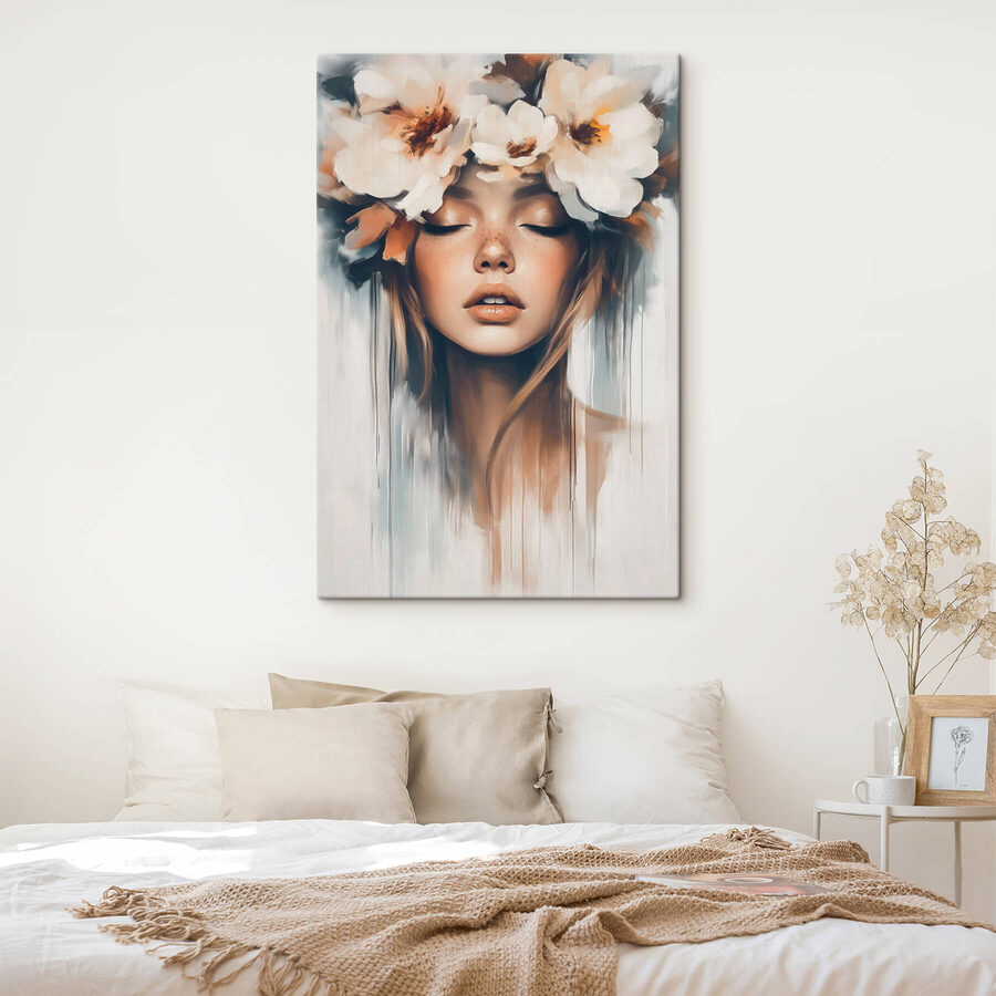 Femme avec des fleurs dans les cheveux