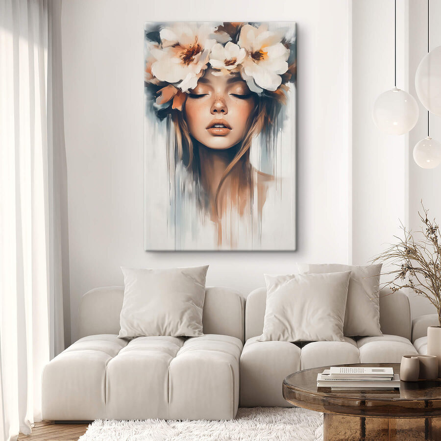 Femme avec des fleurs dans les cheveux