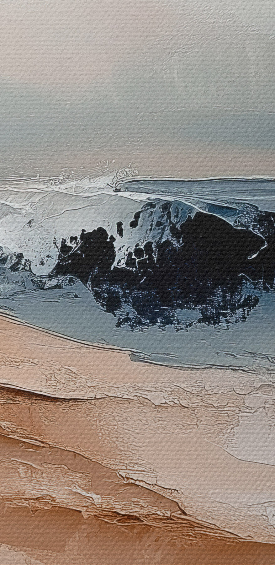 Dune de sable avec des vagues en arrière-plan
