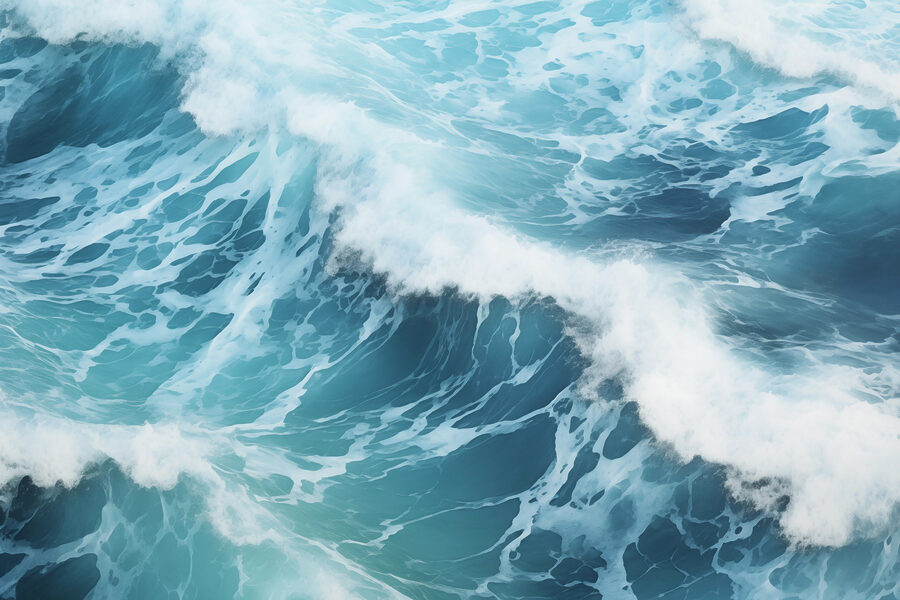 Des vagues qui s'écrasent avec de l'écume blanche