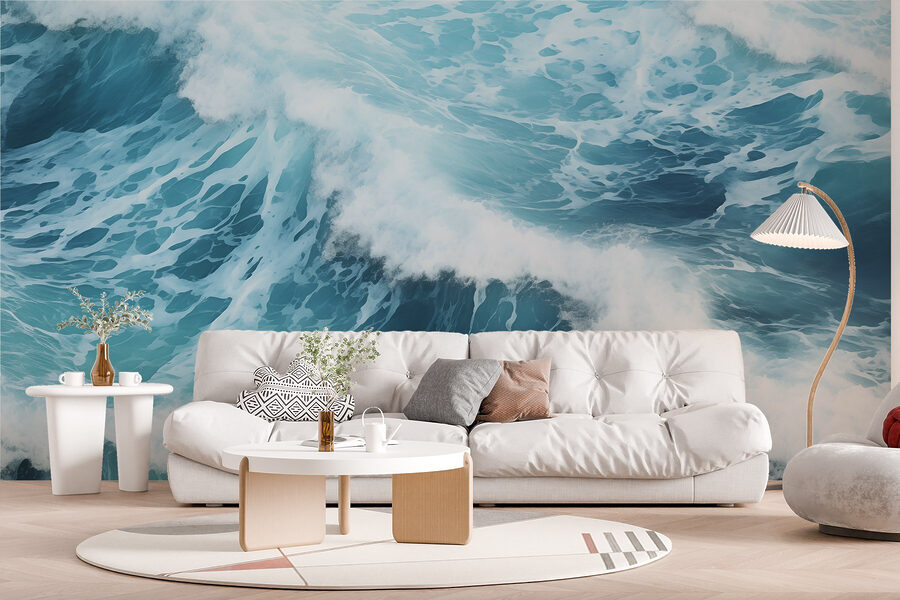 Des vagues qui s'écrasent avec de l'écume blanche