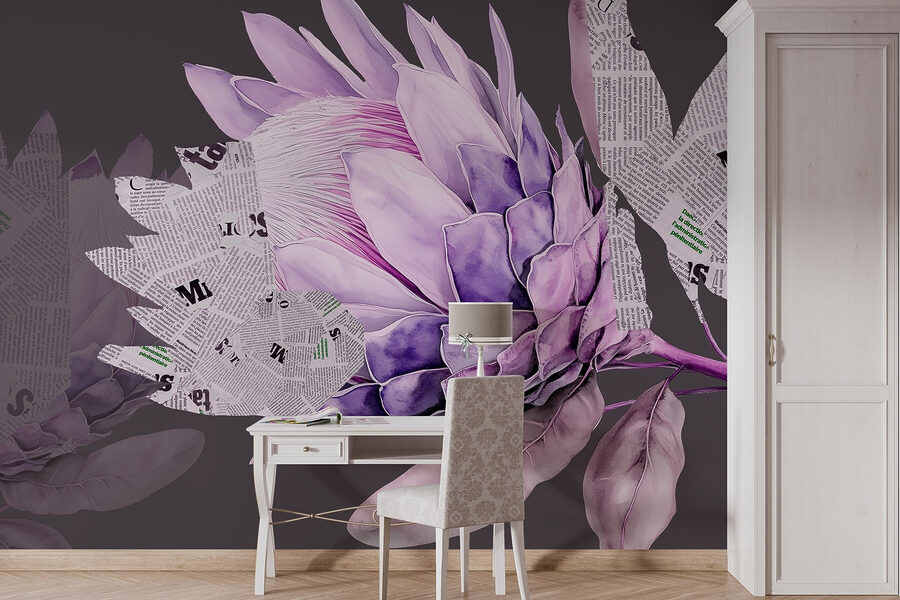 Fleur violette avec du papier journal