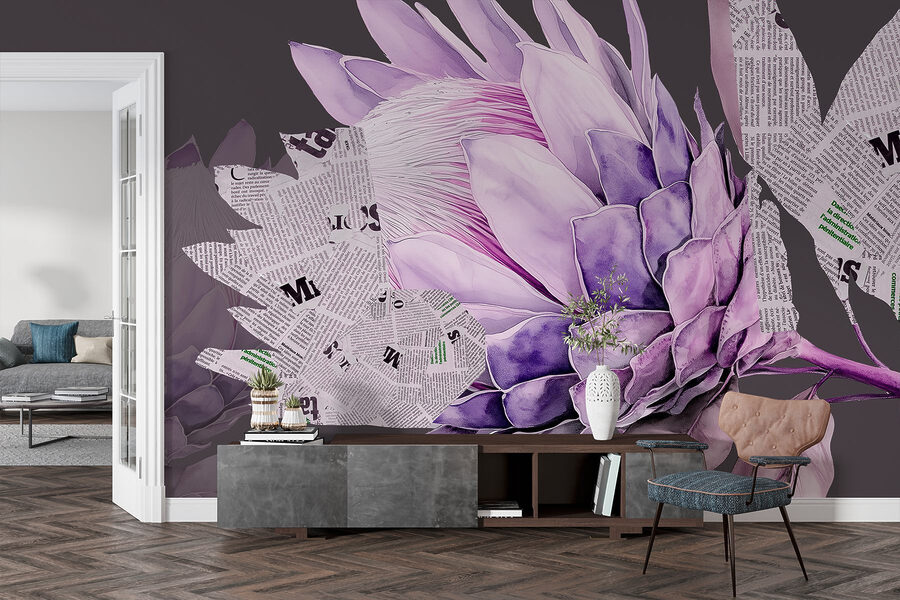 Fleur violette avec du papier journal