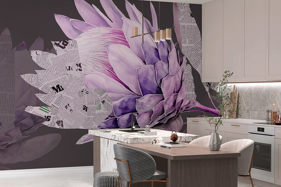 Fleur violette avec du papier journal