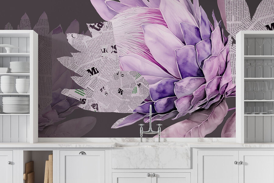 Fleur violette avec du papier journal