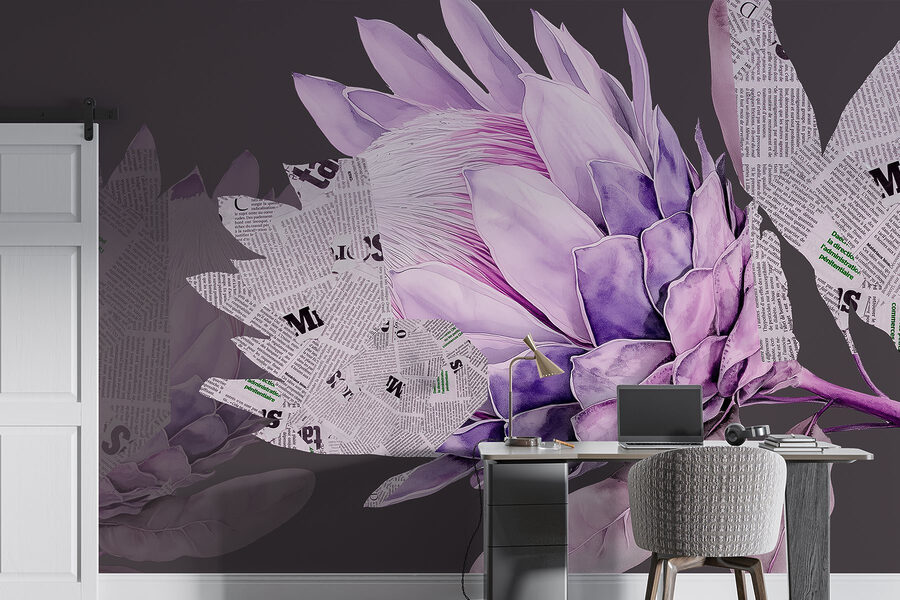 Fleur violette avec du papier journal