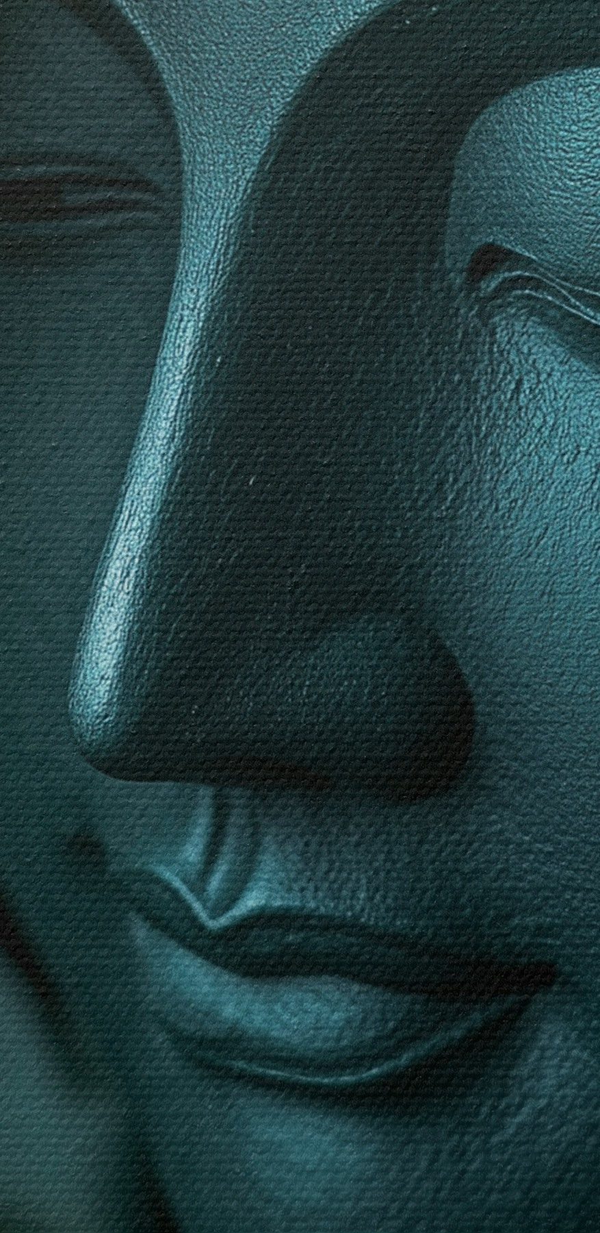 Statue d'un visage de personne entouré de feuilles