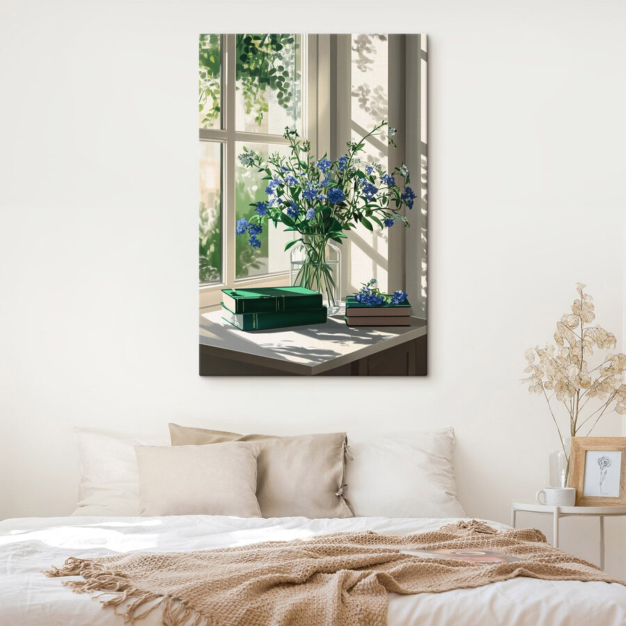 Vase de fleurs devant une fenêtre