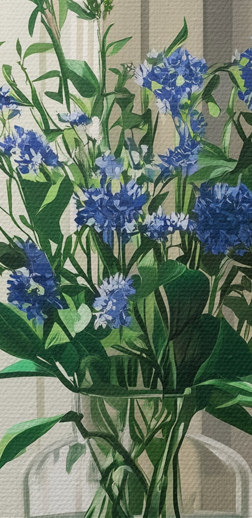 Vase de fleurs devant une fenêtre