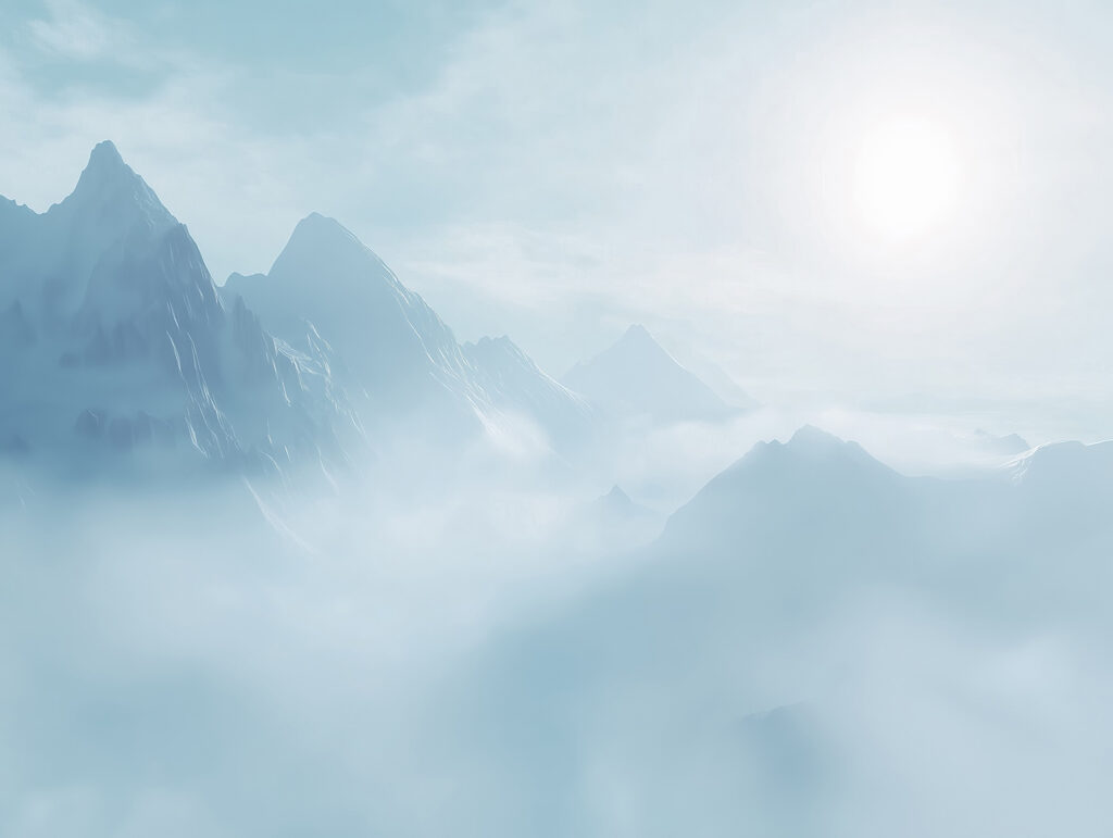 Chaîne de montagnes avec nuages et soleil Chaîne de montagnes avec nuages et soleil