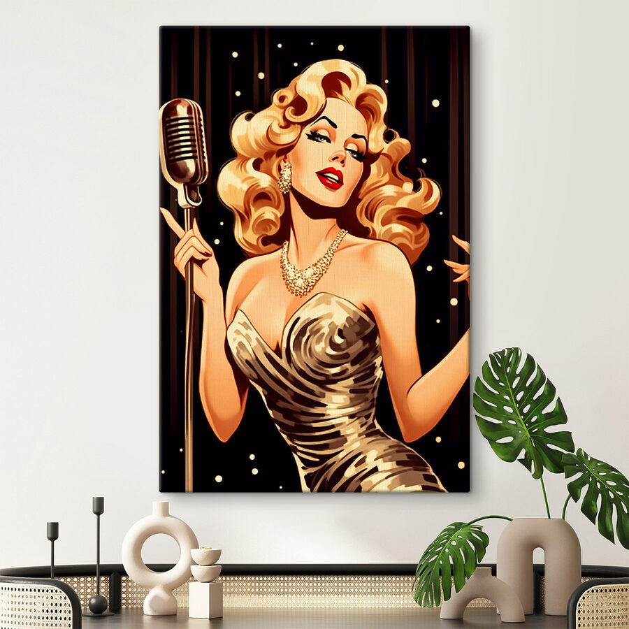 Femme chantant dans un microphone Femme chantant dans un microphone