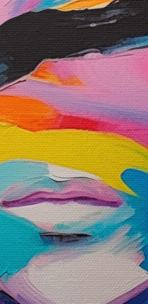 Peinture d'une femme avec de la peinture colorée sur son visage Peinture d'une femme avec de la peinture colorée sur son visage