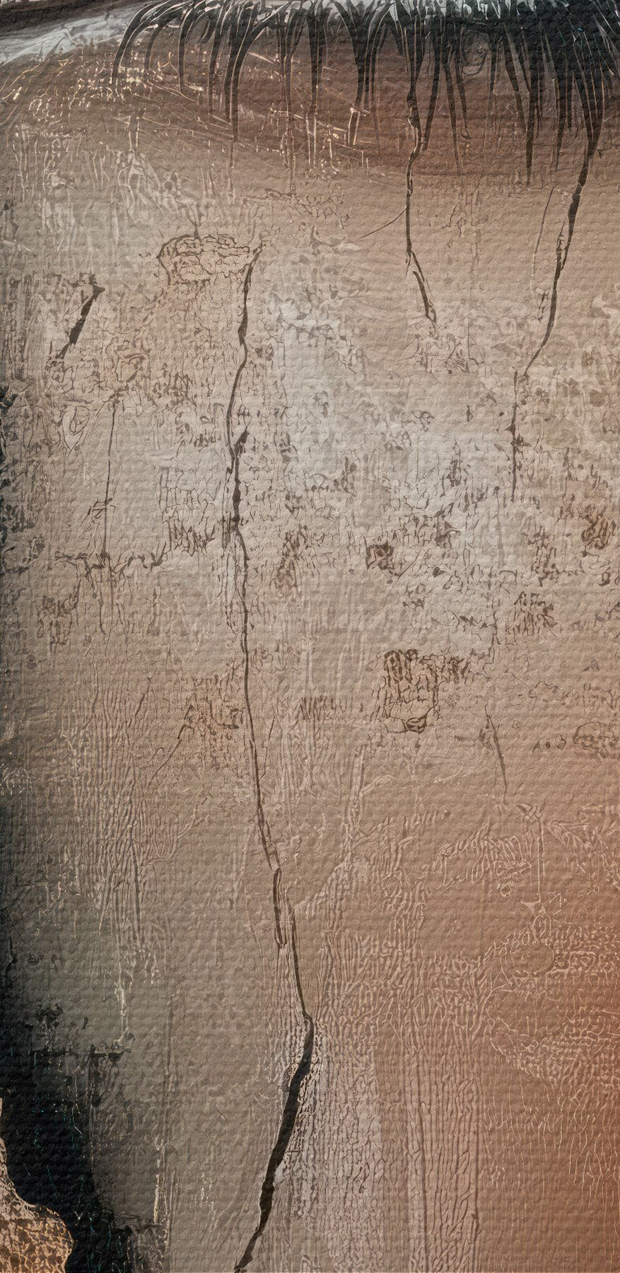 Le visage d'une femme avec un mur fissuré