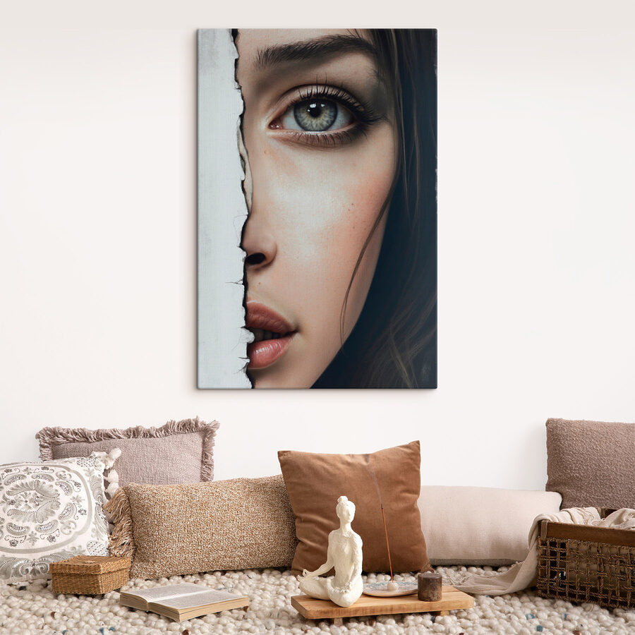 Visage de femme avec un papier déchiré