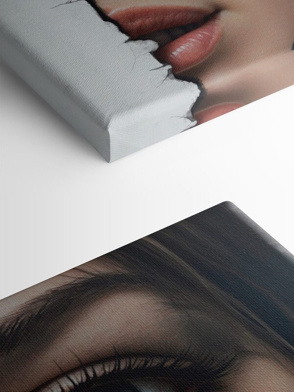 Visage de femme avec un papier déchiré Visage de femme avec un papier déchiré