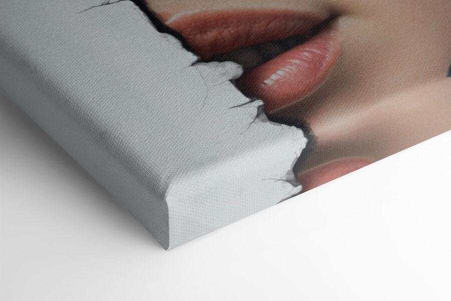 Visage de femme avec un papier déchiré