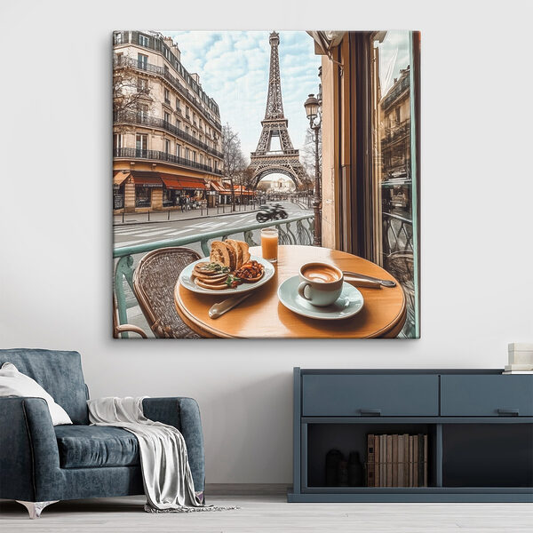 Table sur laquelle se trouve une assiette de nourriture et une tasse de café Table sur laquelle se trouve une assiette de nourriture et une tasse de café