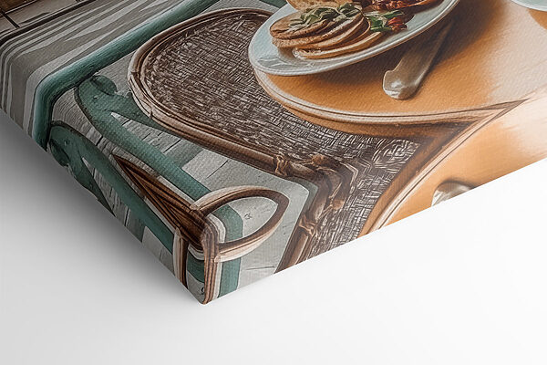 Table sur laquelle se trouve une assiette de nourriture et une tasse de café Table sur laquelle se trouve une assiette de nourriture et une tasse de café