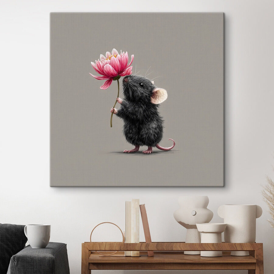 Souris tenant une fleur