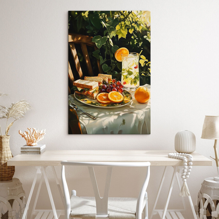 Assiette de sandwichs et de fruits sur une table