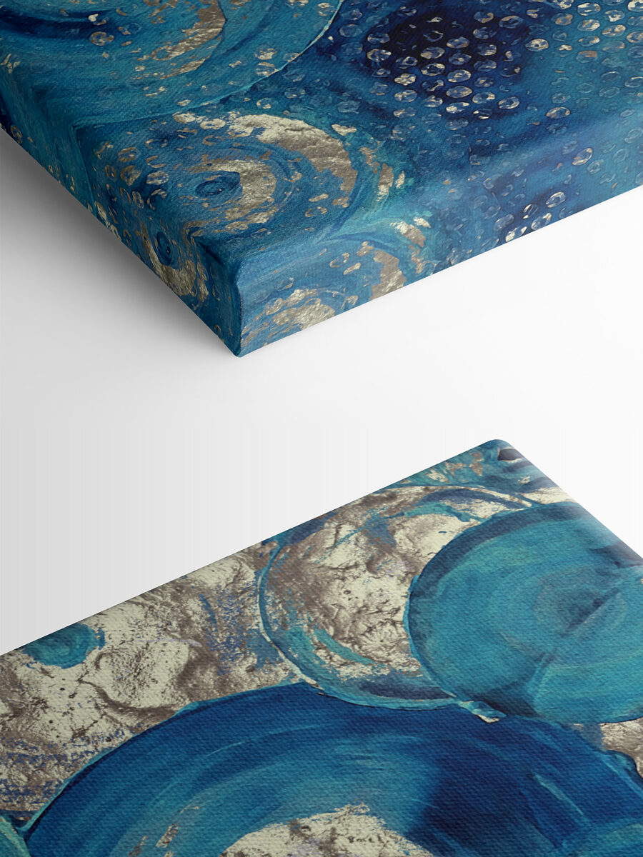 Une peinture circulaire bleue et argentée