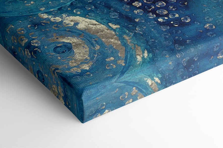 Une peinture circulaire bleue et argentée