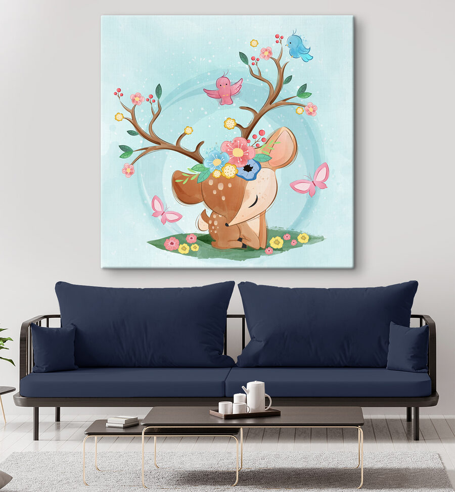 Un cerf de dessin animé avec des fleurs et des oiseaux