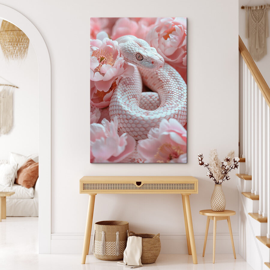 Serpent blanc dans des fleurs roses