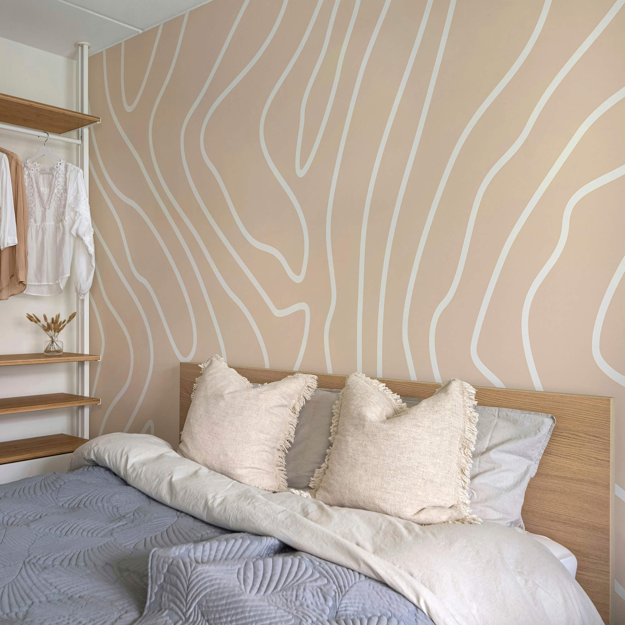 Lignes blanches sur fond rose