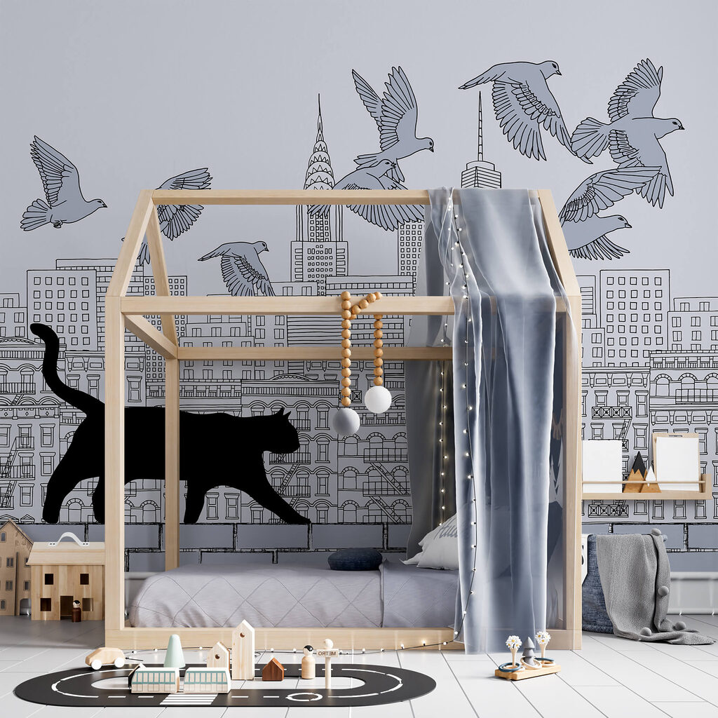 Chat marchant sur un mur avec des oiseaux volant dans le ciel