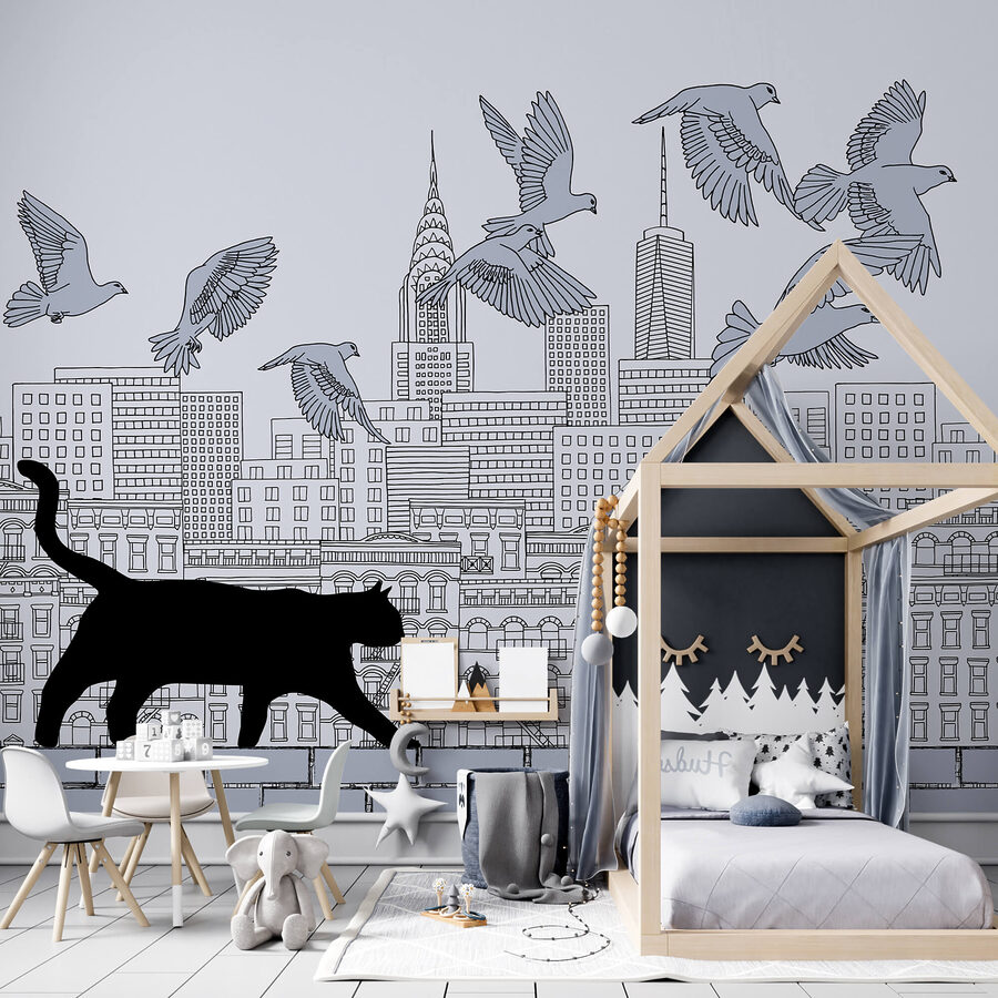 Chat marchant sur un mur avec des oiseaux volant dans le ciel