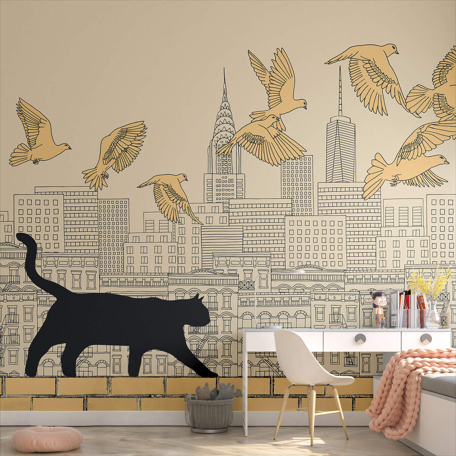 Chat marchant sur un mur avec des oiseaux volant dans le ciel