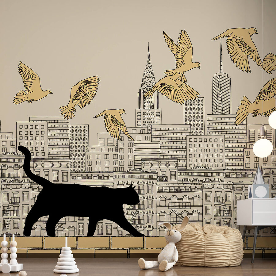 Chat marchant sur un mur avec des oiseaux volant dans le ciel
