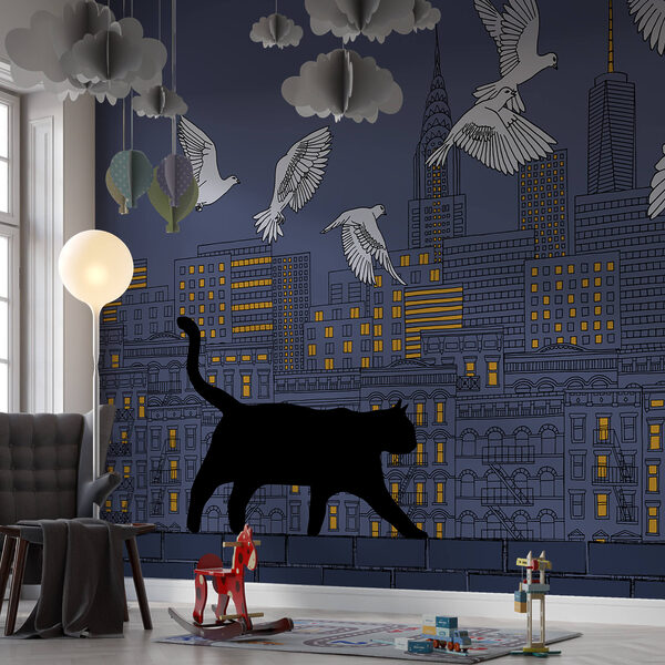 Chat marchant sur un mur avec des oiseaux volant dans le ciel Chat marchant sur un mur avec des oiseaux volant dans le ciel