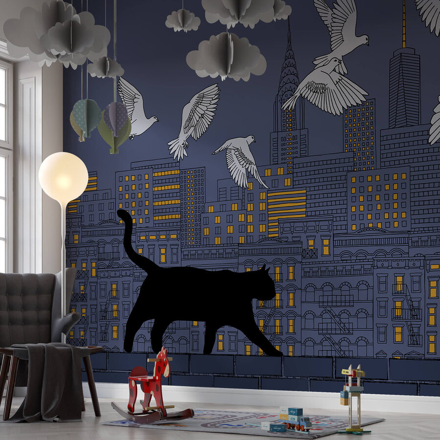 Chat marchant sur un mur avec des oiseaux volant dans le ciel