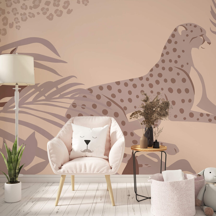 Guépard couché avec des plantes