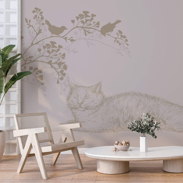 Chat couché sur une branche d'arbre