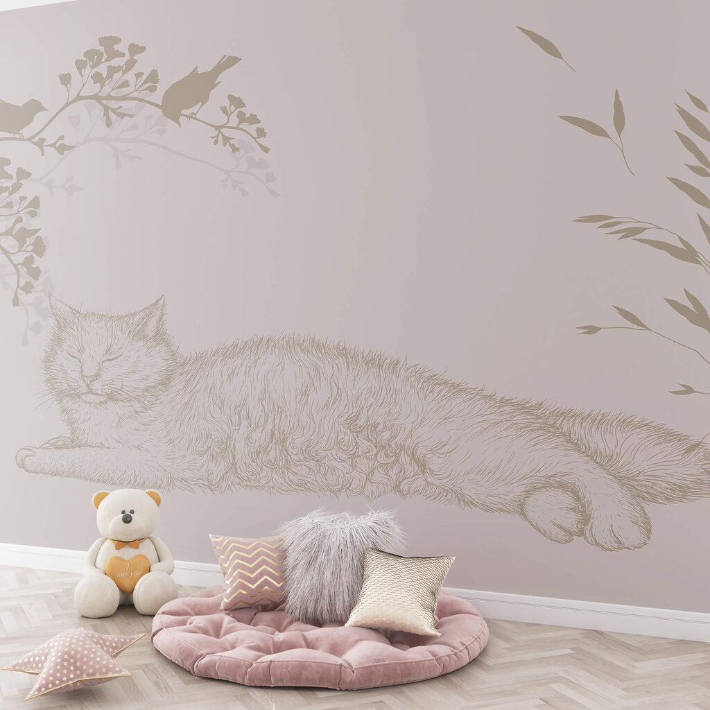 Chat couché sur une branche d'arbre