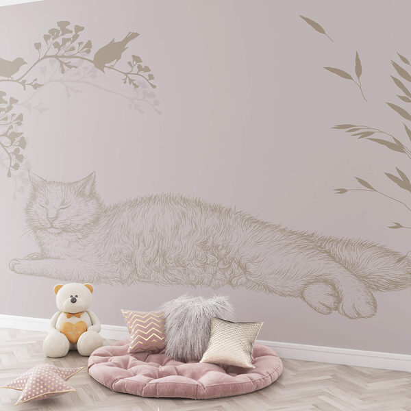 Chat couché sur une branche d'arbre