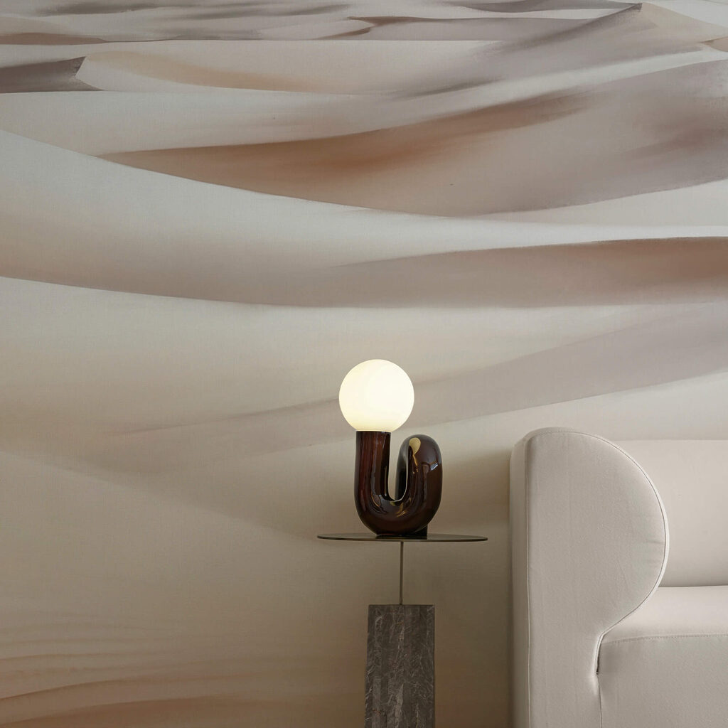 Paysage désertique avec des montagnes en arrière-plan