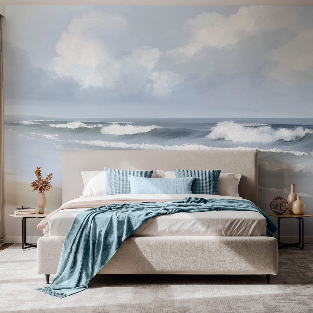 Plage avec des vagues qui déferlent sur le rivage