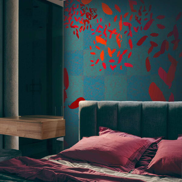 Feuilles rouges sur fond bleu