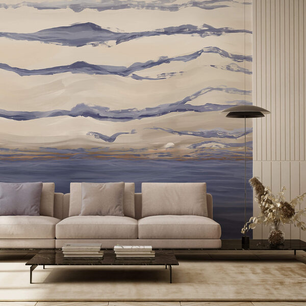 De l'eau avec des vagues et des oiseaux qui volent