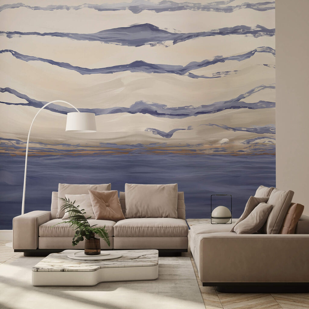 De l'eau avec des vagues et des oiseaux qui volent